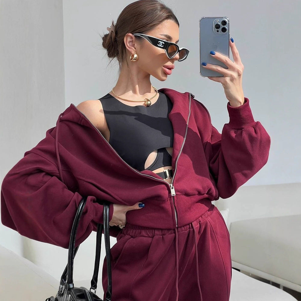 Kvinnelig komfortabel og elegant loungewear-sett med hettegenser og vide bukser Skjora