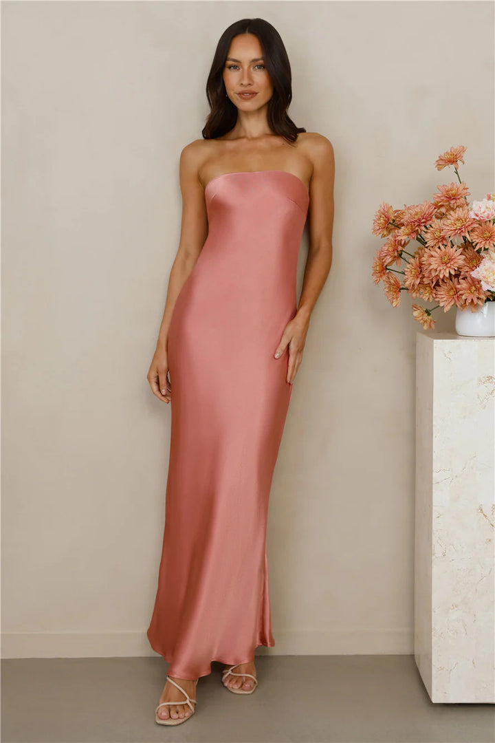 Kvinnenes elegante av-shoulder maxi kjole laget av satinlignende materiale