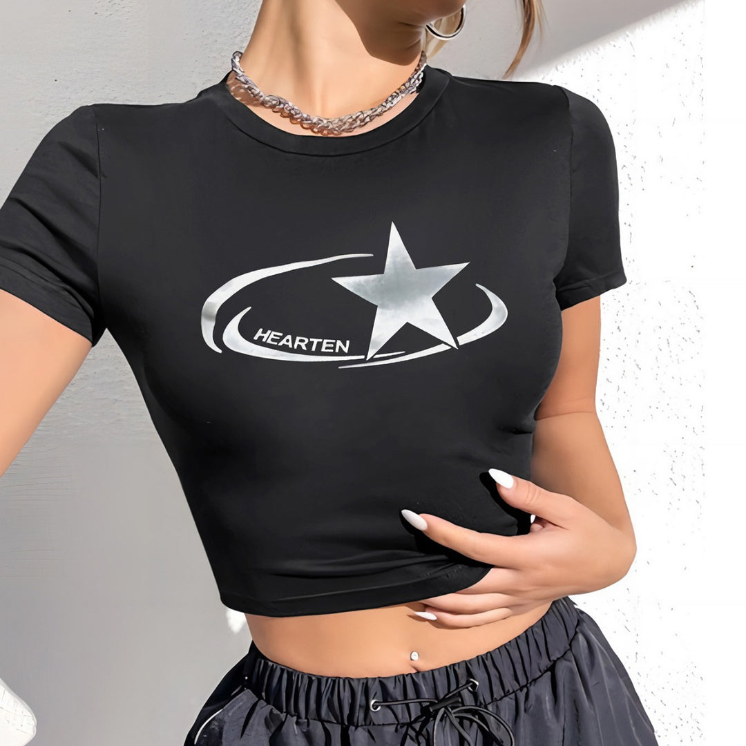 Dame Crop-T-shirt med glinsende stjernemotiv og figurnær passform Skjora
