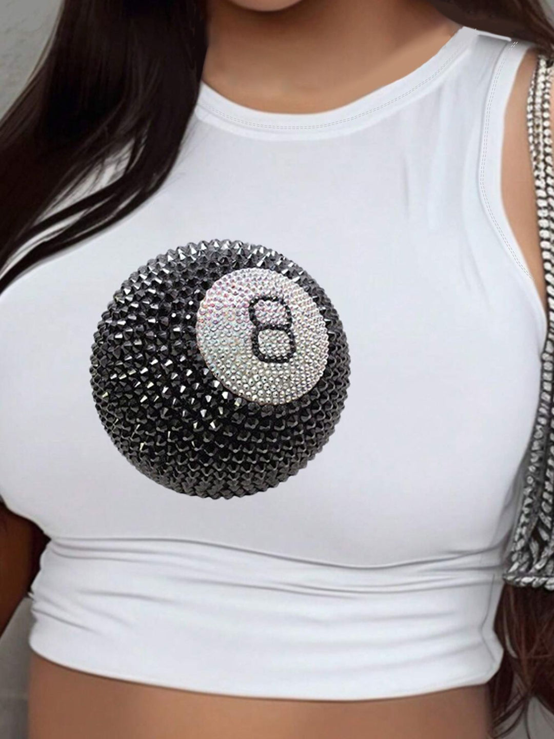 Dame Crop-Topp med moderne grafisk trykk og trendy spenne Skjora