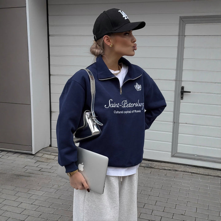 Dame sweatshirt med høy krage og trendy logo print Skjora