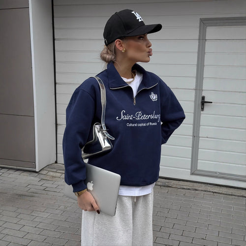 Dame sweatshirt med høy krage og trendy logo print Skjora
