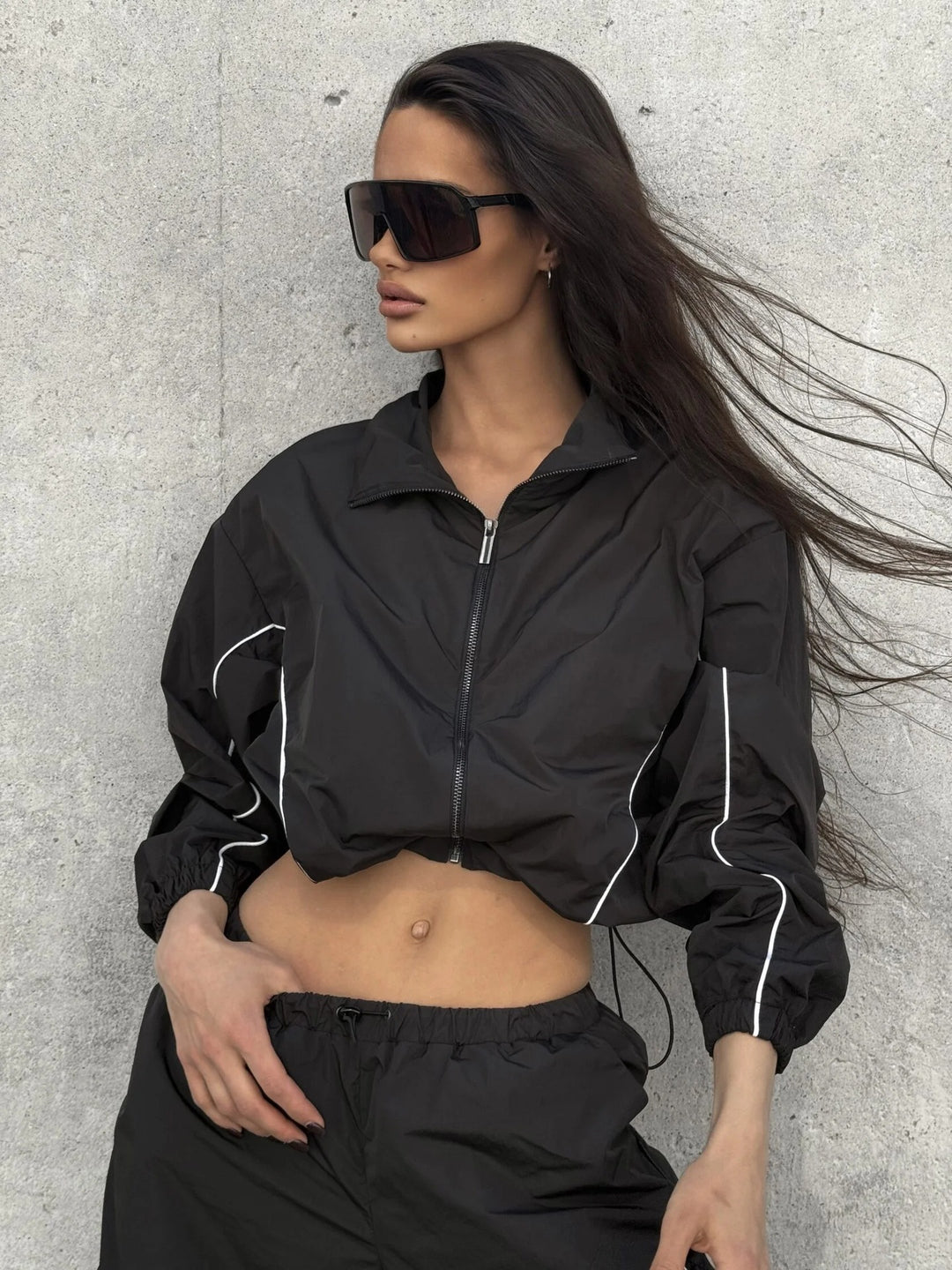 Kvinnens korte jakke i sporty stil Skjora