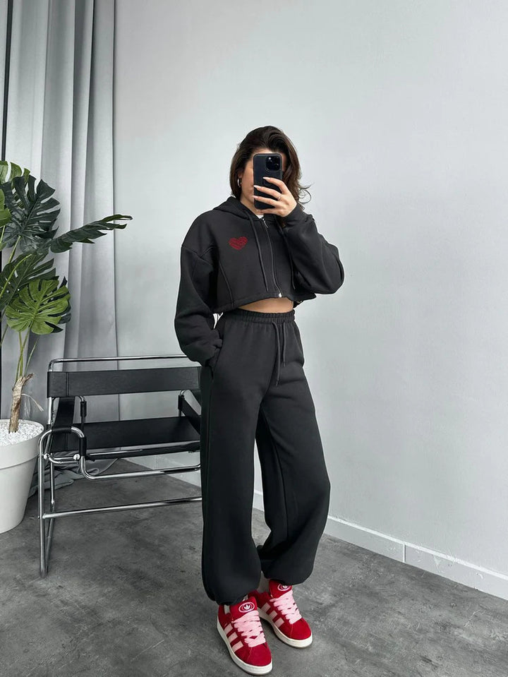 Dame sett bestående av kort hoodie og casual joggebukser Skjora
