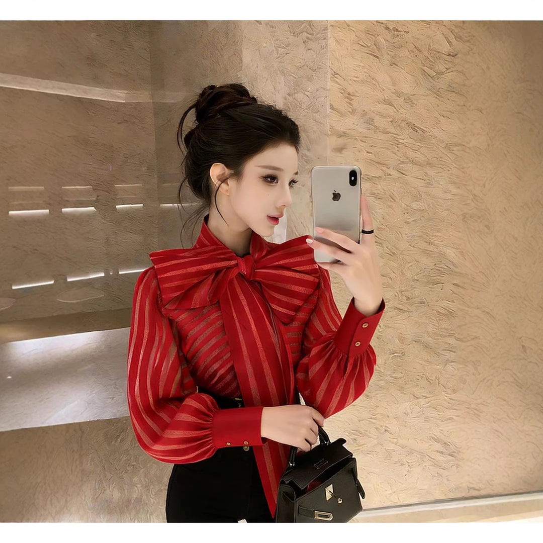 Damen Elegante Bluse mit voluminösem Schleifenkragen und trendigem Streifenmuster Skjora