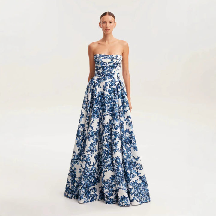 KvinneElegant blomstermønster maxi kjole med av-shoulder design Skjora