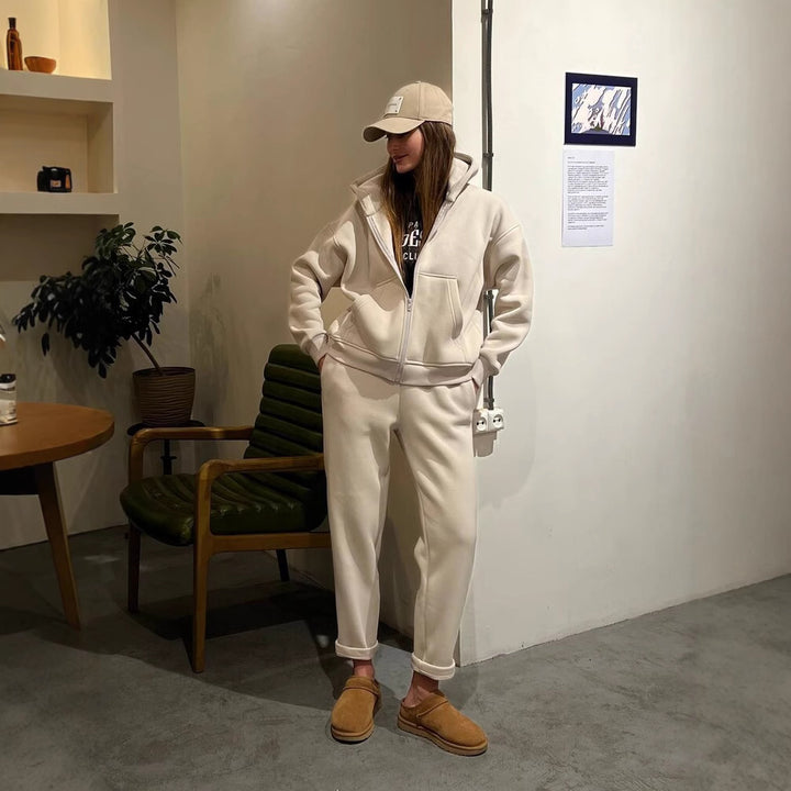 Kvinners avslappede fleece joggedress med hette og komfortable mansjetter Skjora