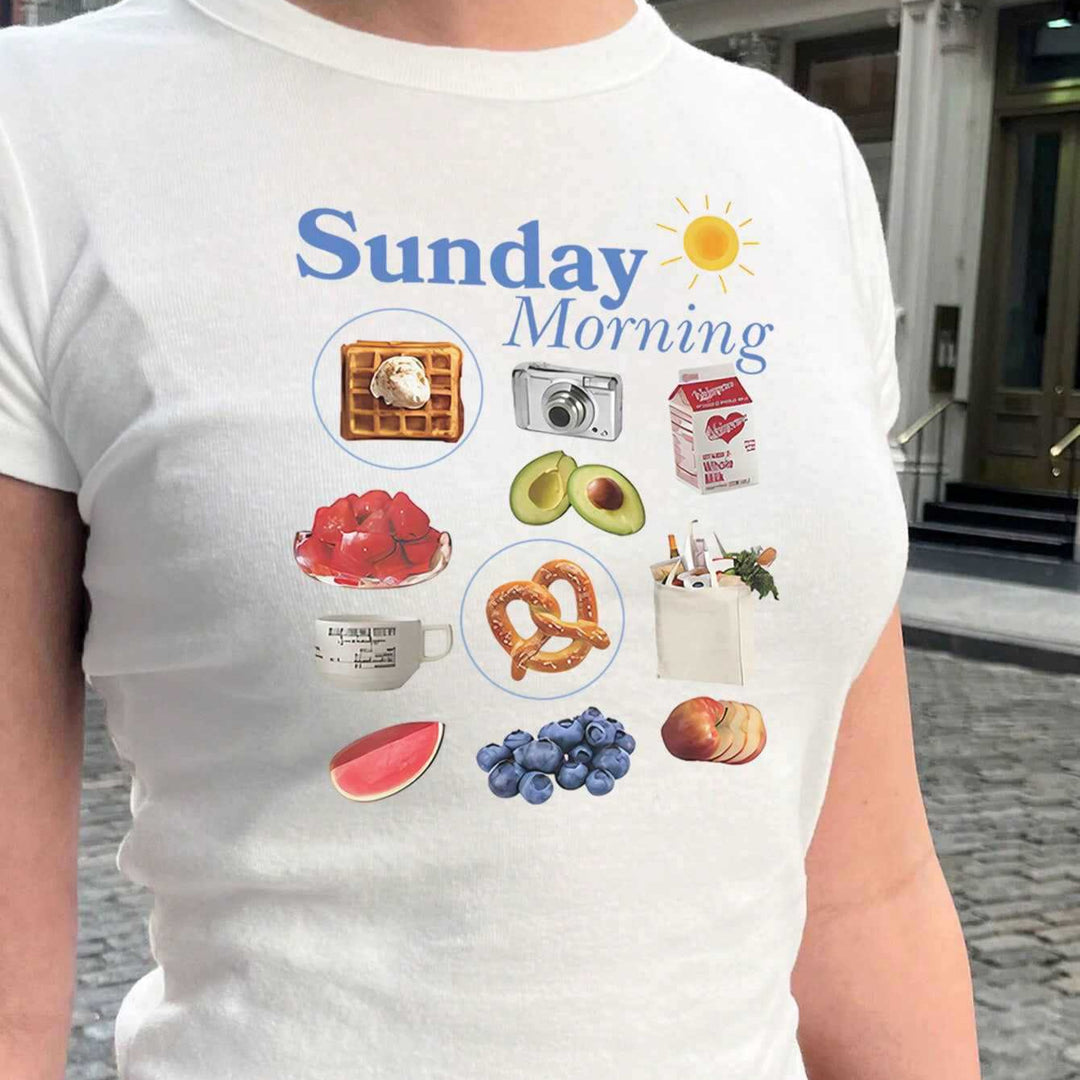 Dame T-skjorte med kreativ frokostmotiv og moderne skrifttype Skjora