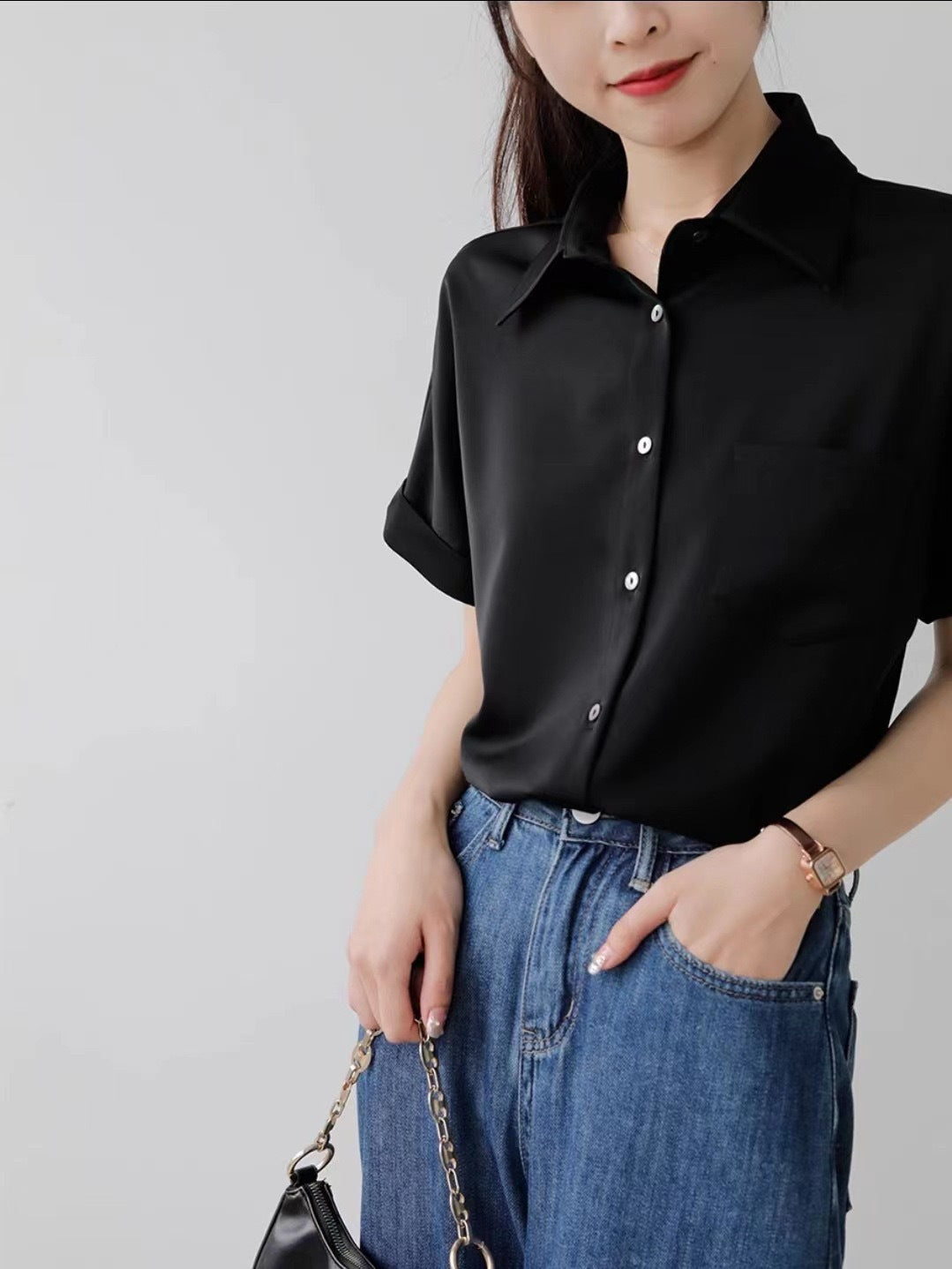 Dame satengbluse med moderne krage og elegante rulleermer Skjora