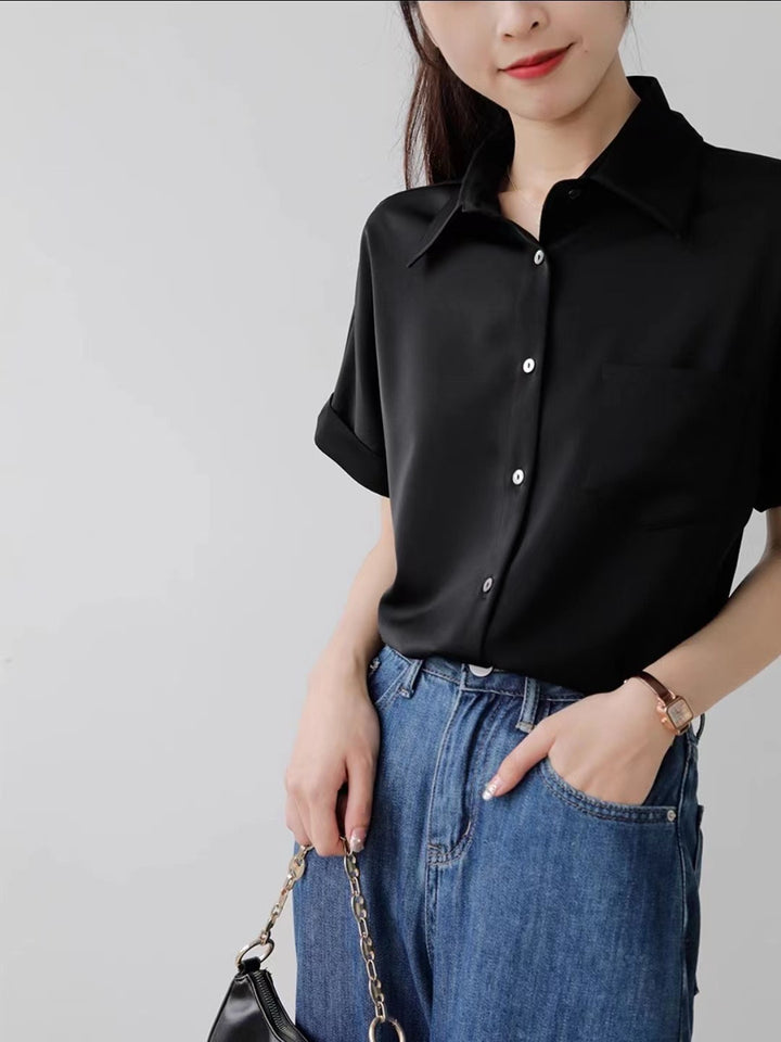 Dame satengbluse med moderne krage og elegante rulleermer Skjora