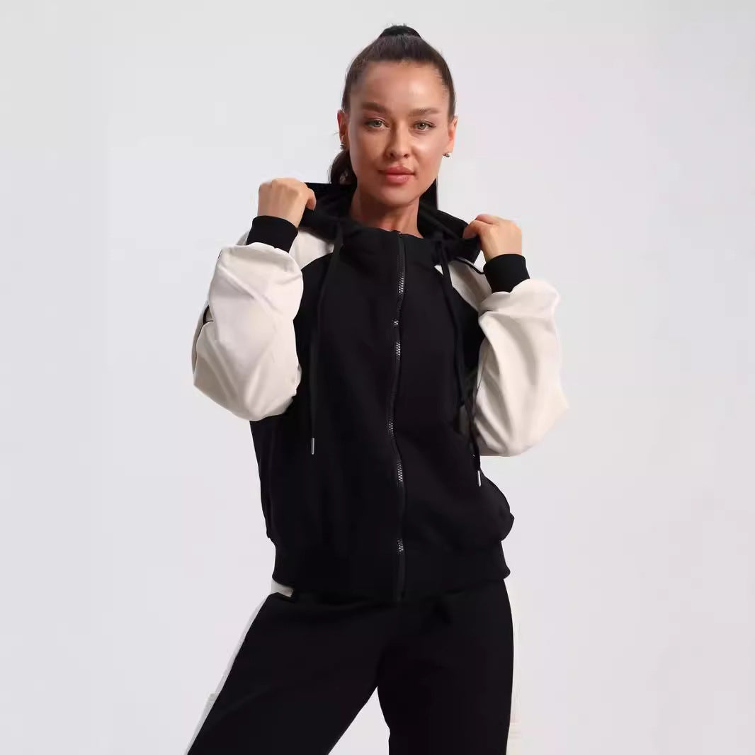 Kvinnelig sporty joggedrakt med funksjonell glidelås og kontrasterende detaljer Skjora