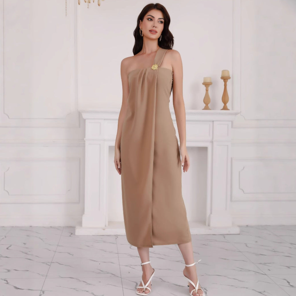 Kvinnenes elegante av-shoulder maxi-kjole med dekorativ detalj