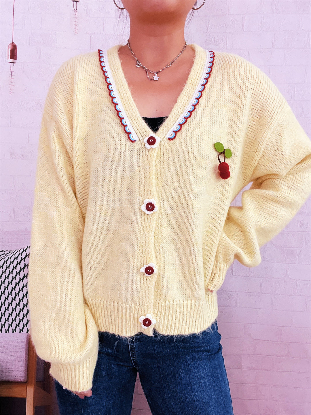 Dame koselig cardigan med lekent blomsterdesign og knappedetaljer Skjora