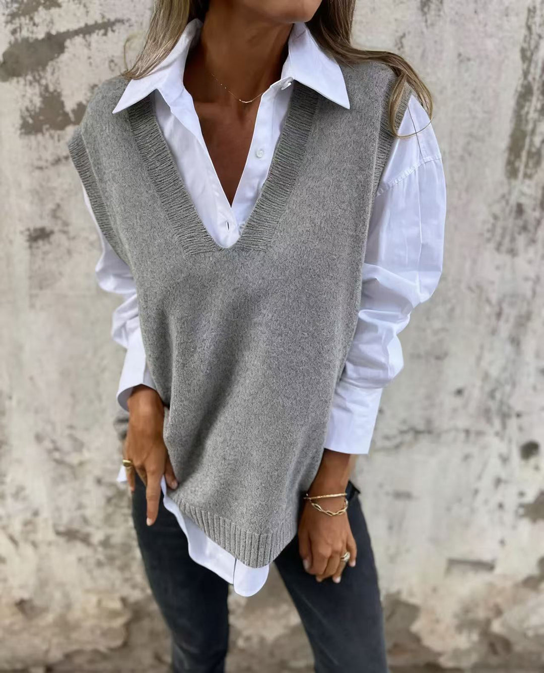Damer elegant strikket vest med V-hals og fine ribbedetaljer Skjora
