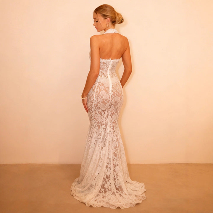 Kvinnes Elegant Blondekjole med Forførende Utringning og Drømmeaktig Design