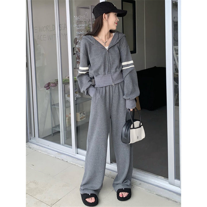 Kvinne sporty hettegenser og joggebukse sett med sporty glidelås og bred passform Skjora