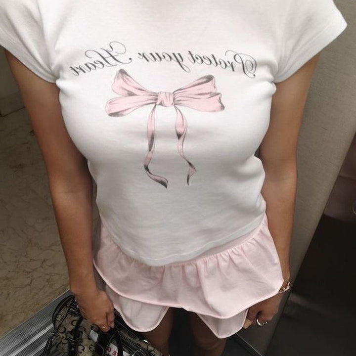 Dame Crop-Top med kreativt sløyfemotiv og inspirerende tekst Skjora