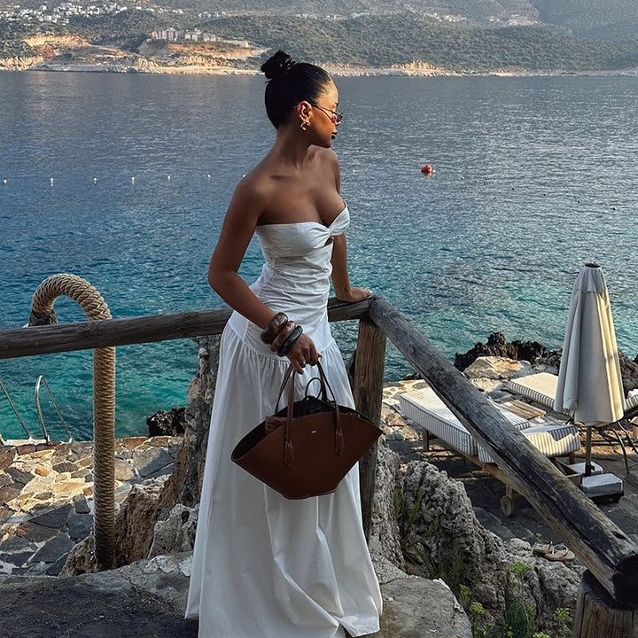 Dame Elegant skåret maxikjole med off-shoulder design og romantiske detaljer Skjora