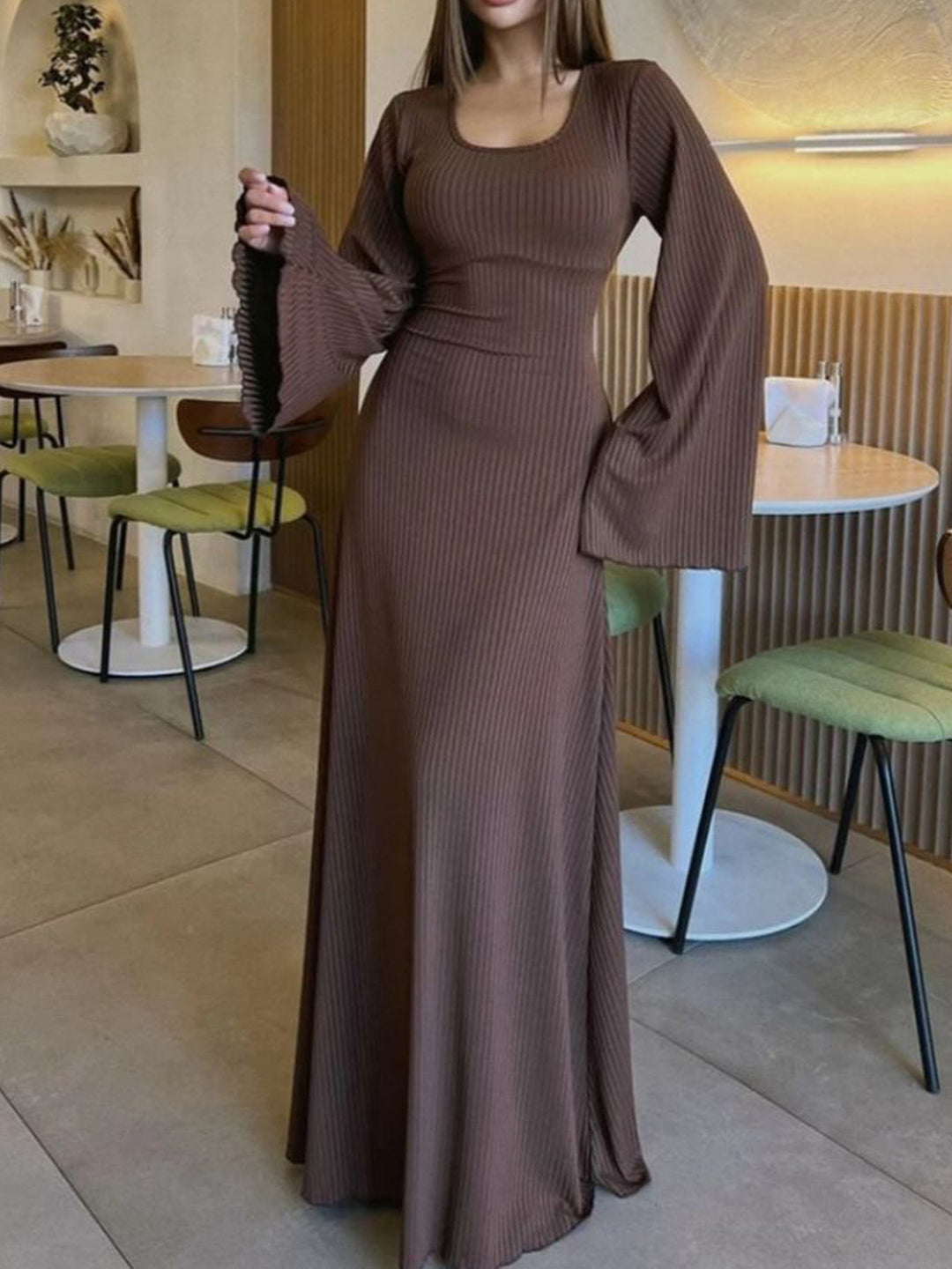 Dame maxi kjole med brede flagrende ermer og elegante detaljer Skjora