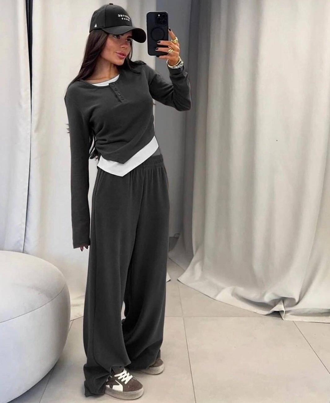 Kvinnens komfortable lounge-sett med klassisk krage og løs passform