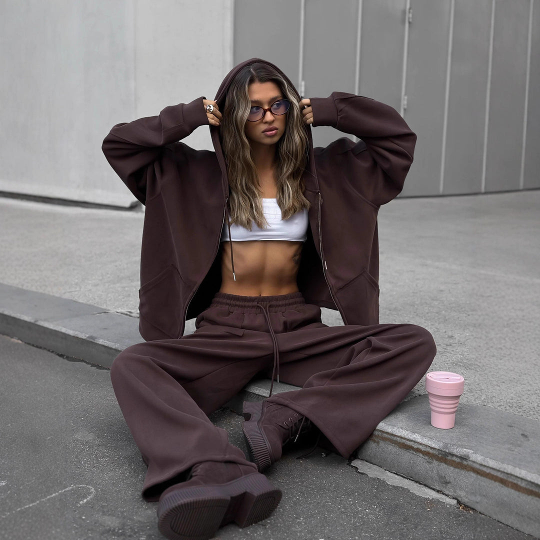 Kvinnes avslappet fit loungewear sett med hettegenser og brede bukser Skjora