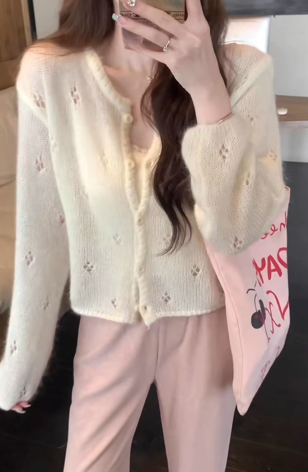 Kvinnens cardigan med delikat blomstermønster og elegante knapper Skjora