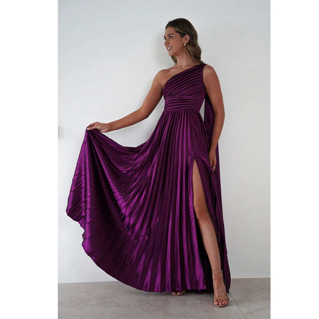 Kjole for damer med elegant plissekjole og asymmetrisk topp