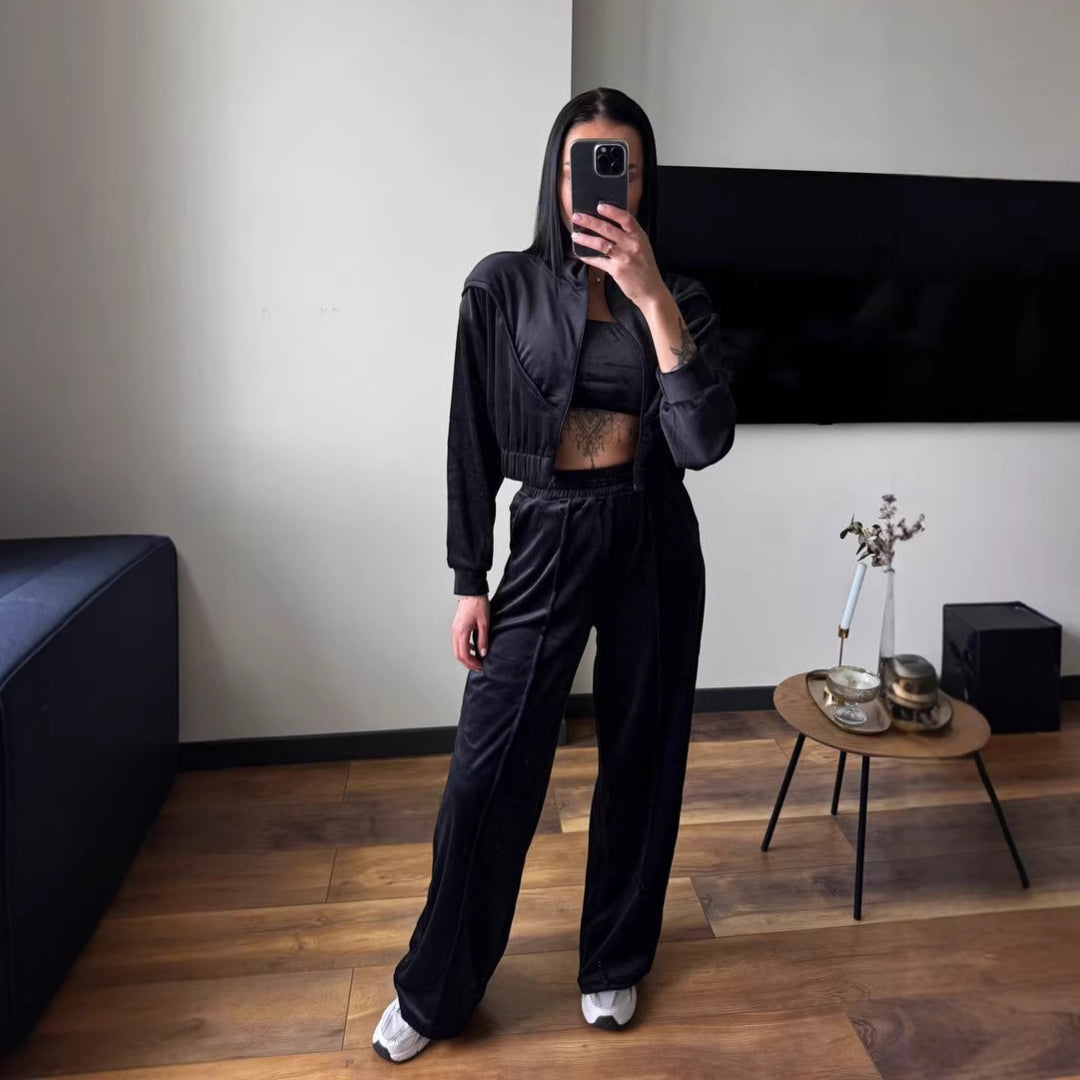 Kvinnes loungewear sett laget av luksuriøs velur med kort jakke og brede bukser