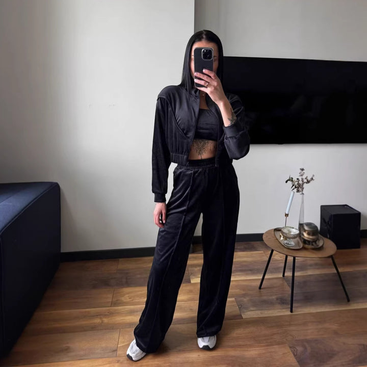 Kvinnes loungewear sett laget av luksuriøs velur med kort jakke og brede bukser