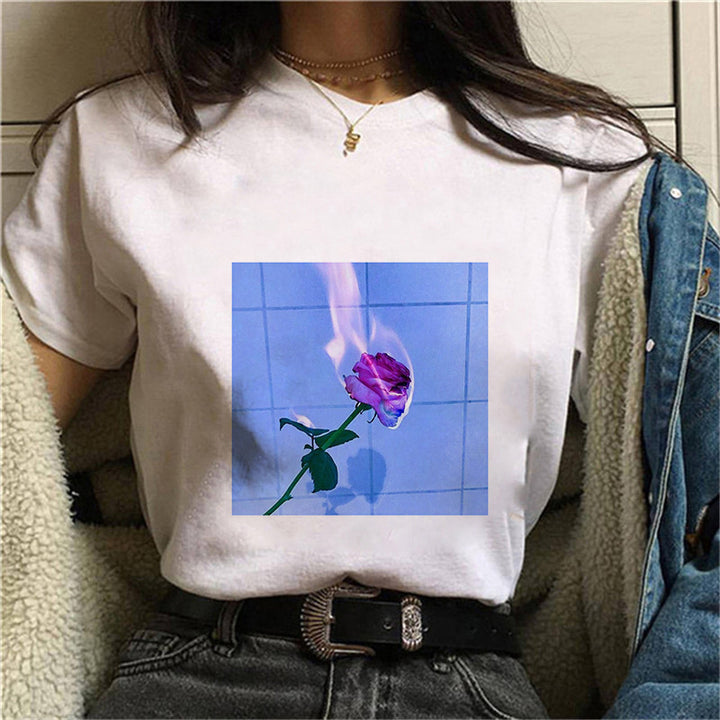 Dame T-skjorte med blomstertrykk og kreativt kunstmotiv Skjora