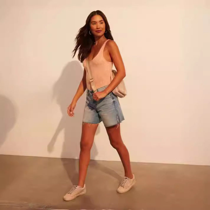 Dame moteriktig ødelagt denim-shorts med nagledekorasjon Skjora