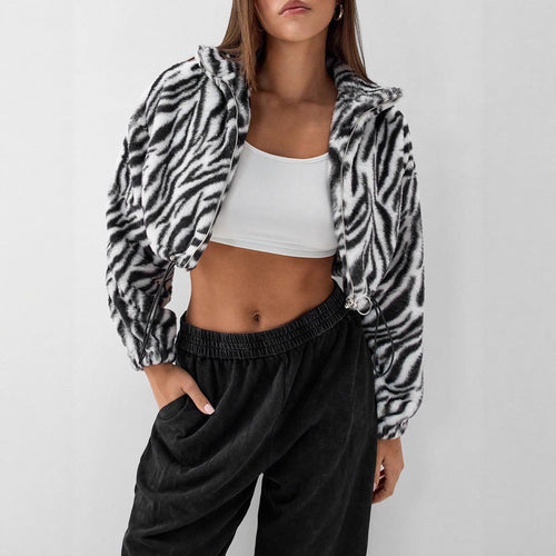 Dame cropped Fleece-jakke med moderne zebra-design og elastiske mansjetter Skjora