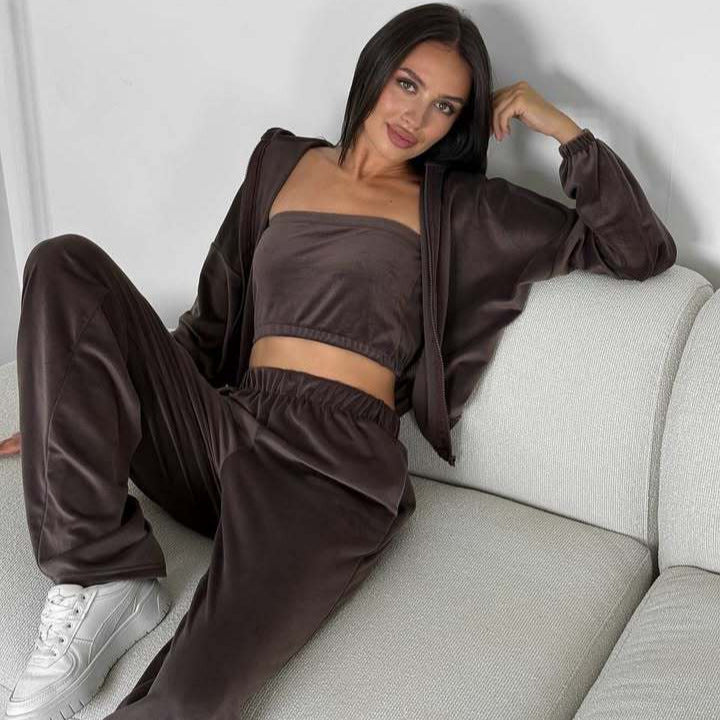 Dame komfortabel lounge suit laget av mykt materiale med hettegenser og løs passform Skjora