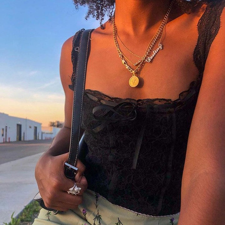Dame spiss-crop-top med dekorative bånd og fine detaljer Skjora