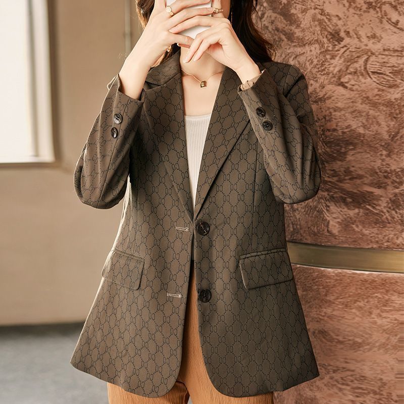 Kvinne moteriktig blazer i elegant design Skjora