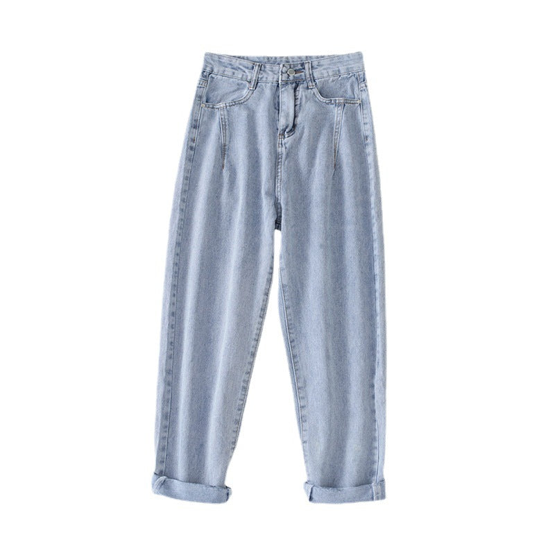 Kvinne høytaljede jeans i klassisk mom-stil med oppbrettede hemser
