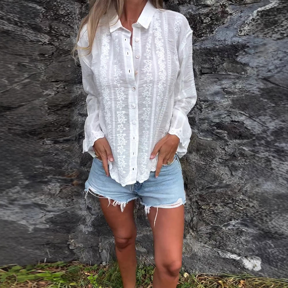 Kvinnebluse med blomsterbroderi og strukturert stoff Skjora