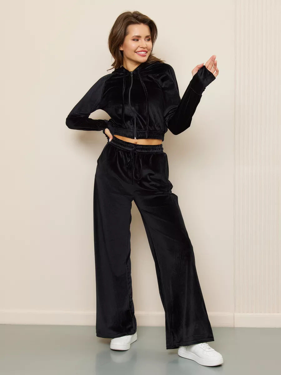 Kvinne sporty velour treningsdrakt med cropped hettegenser og løs passform