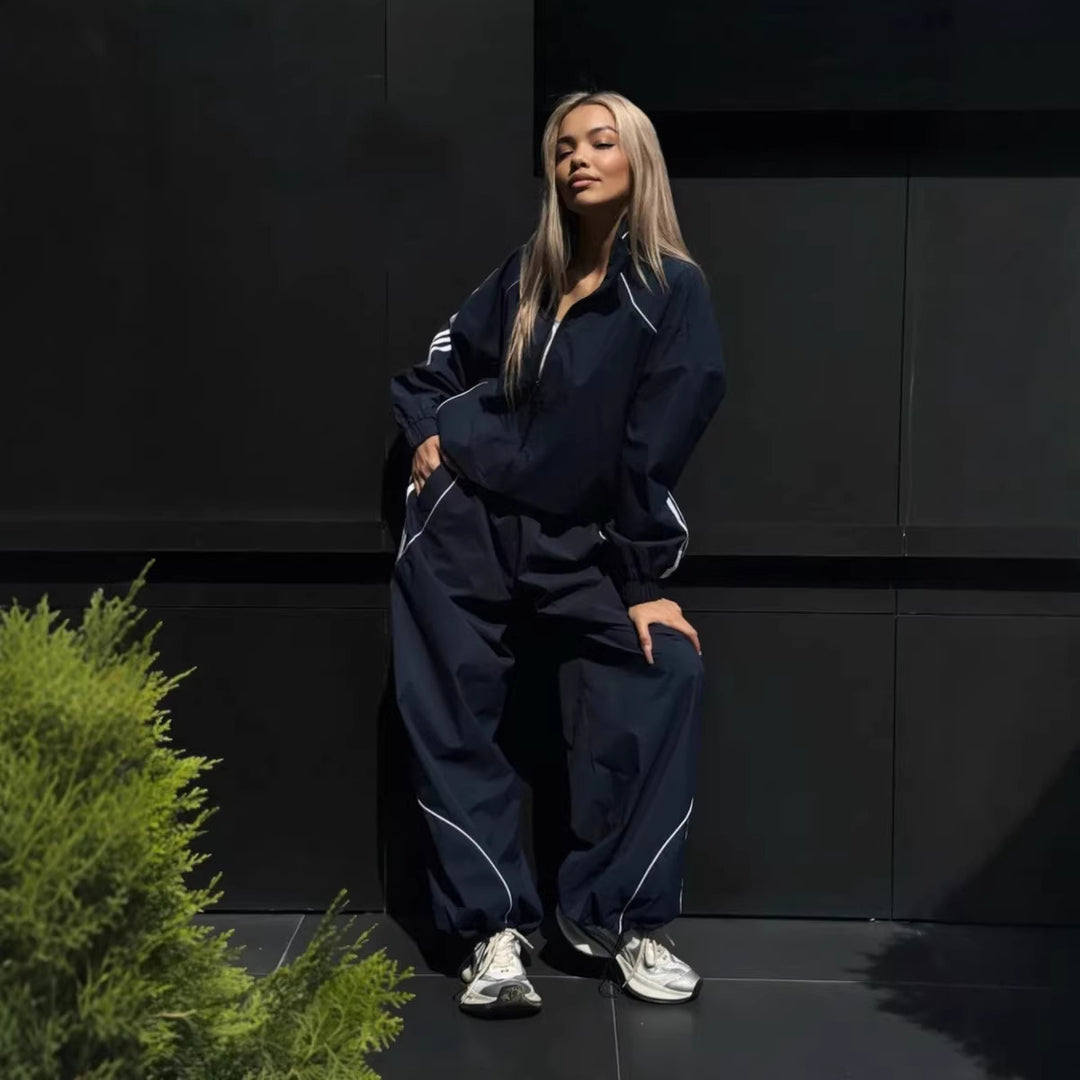Kvinnelig sporty joggedress med høy krage og vide ben Skjora