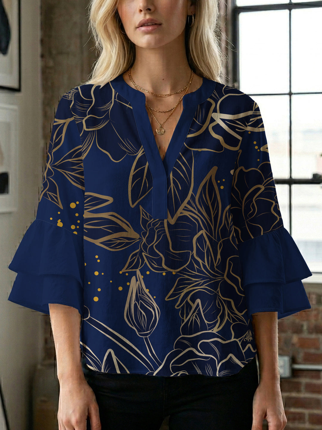 Damebluse med voluminøse volangermer og floral trykk Skjora