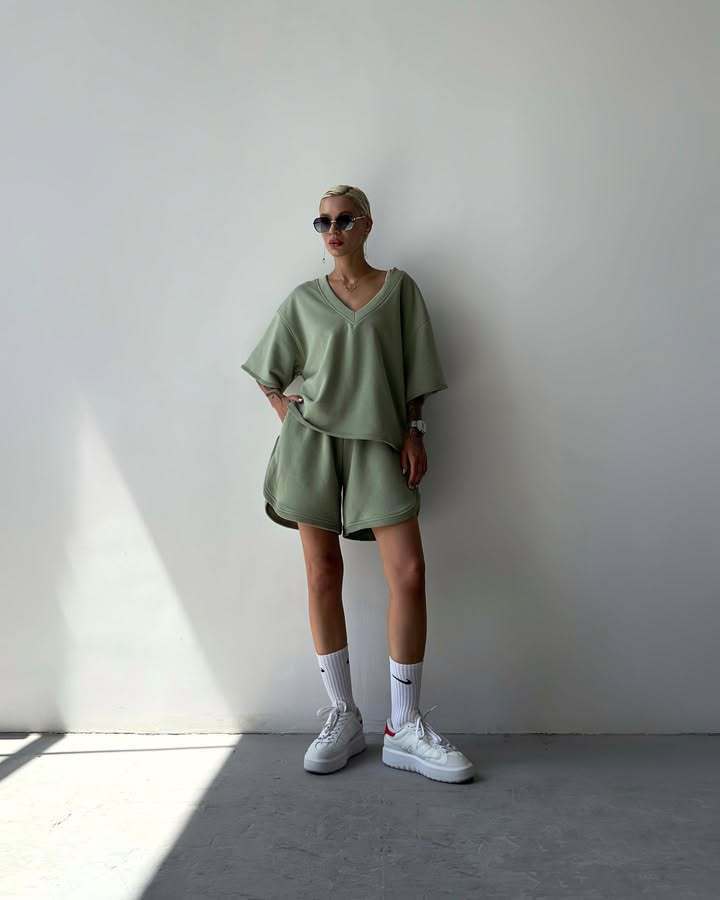 Kvinne casual sportsett med oversized topp og komfortable shorts