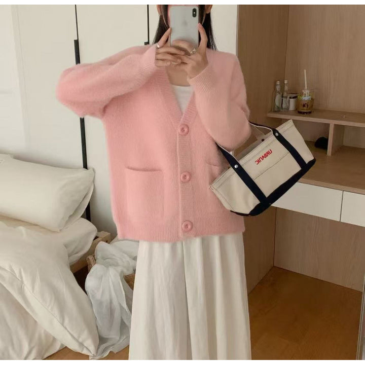 Kvinnes Fluffy Knappe Cardigan med Elegante Lommer Skjora