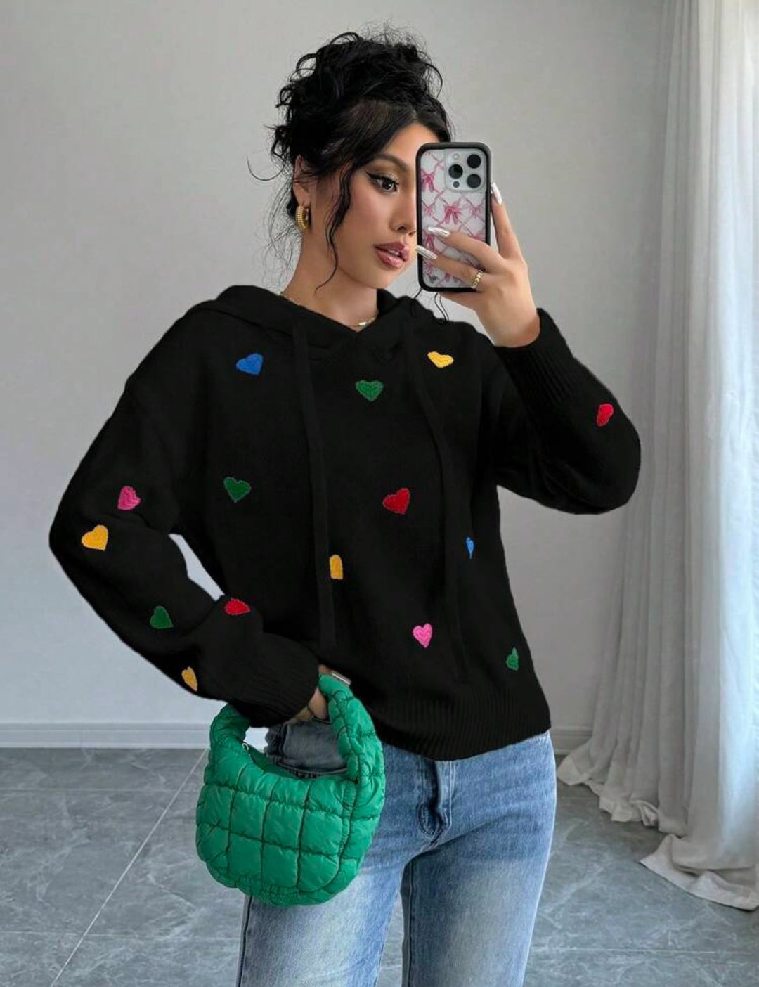 Kvinnens hettegenser med fargerik hjerte-design og hette Skjora