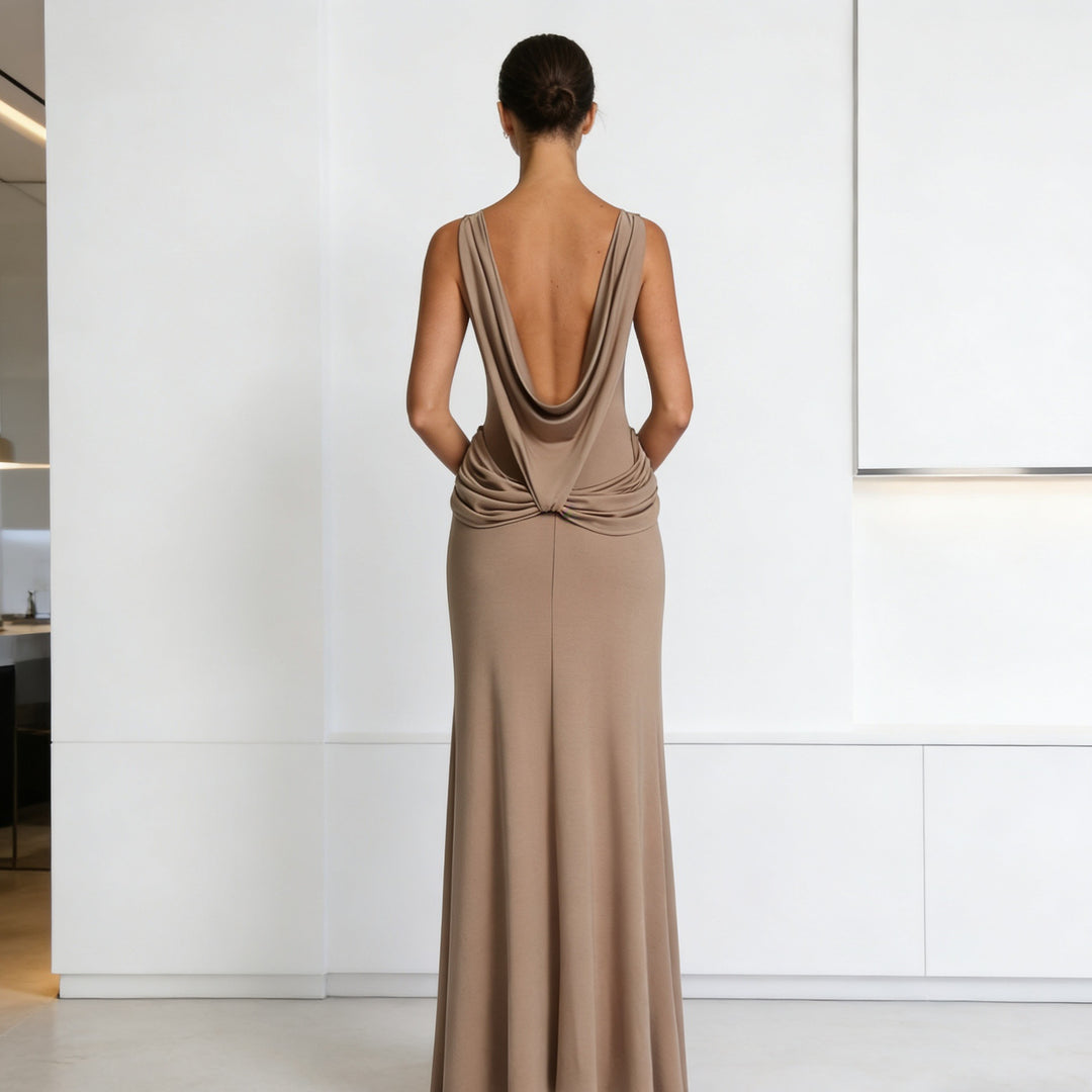 Damer Elegant kveldsdrakt med asymmetrisk drapering og høy splitt Skjora