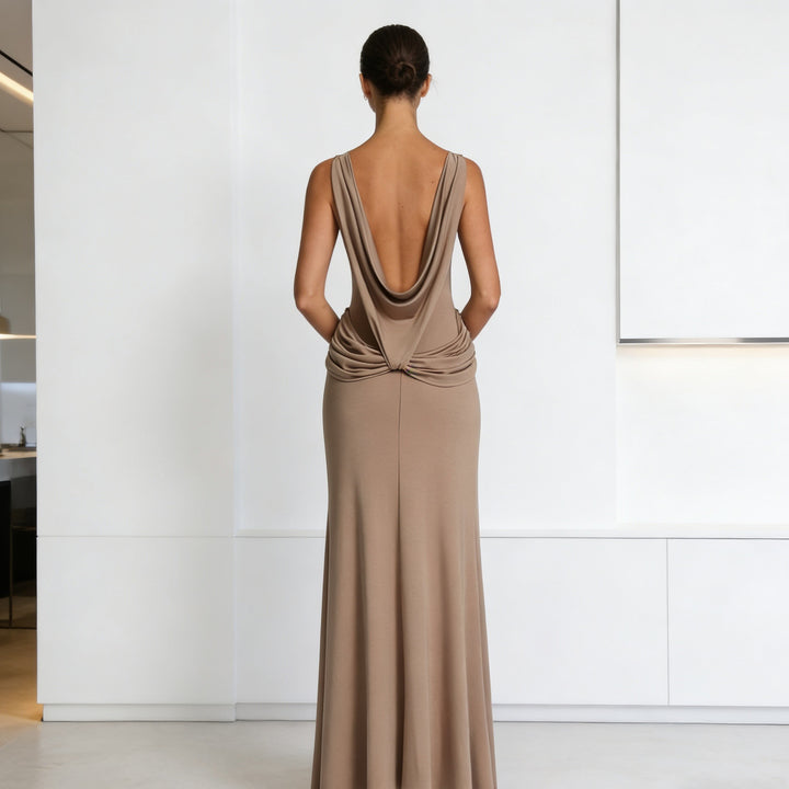 Damer Elegant kveldsdrakt med asymmetrisk drapering og høy splitt Skjora