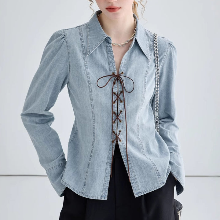 Damejeansbluse med lekne snøredetaljer og elegant snitt
