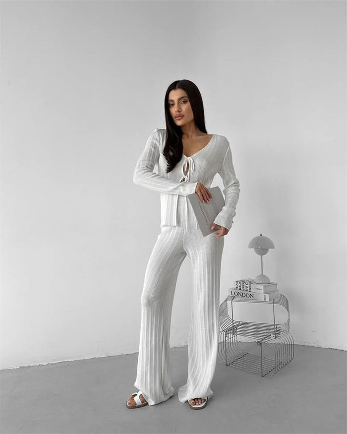 Kvinnens elegante strikkeensemble med avslappet halslinje Skjora