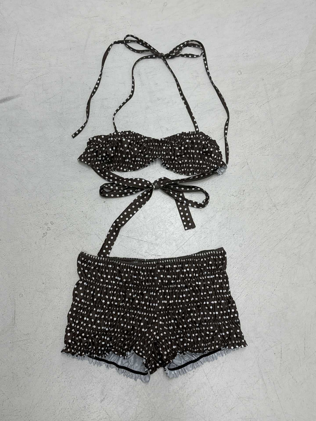 Dame bikini-set med prikkete design og lekne volangdetaljer Skjora
