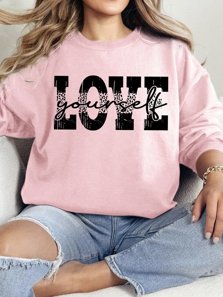 Kvinne genser med kreativ LOVE lettering og avslappet passform Skjora