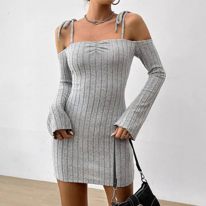 Dame Off-Shoulder Minikjole med volangdetaljer og fin ribbestrikk Skjora